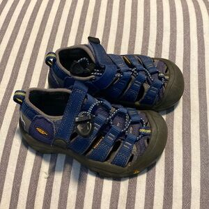 Boys size 9 Keen sandals